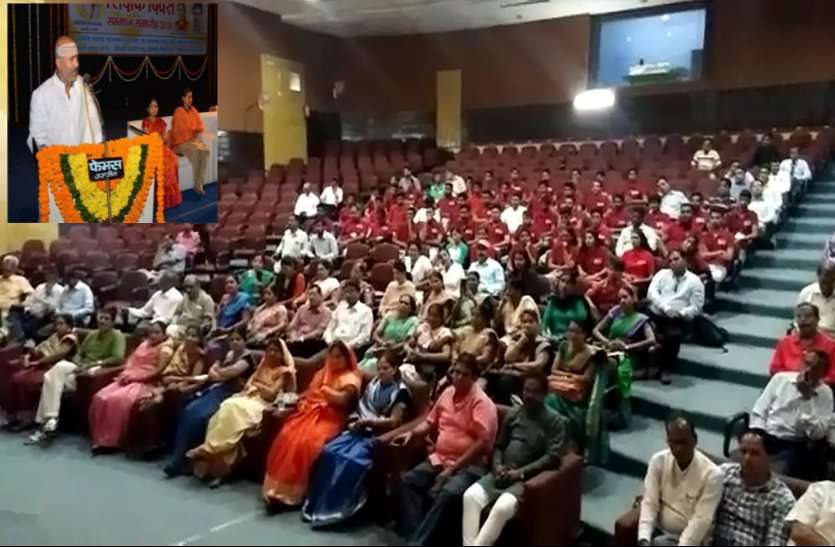 patrika ये क्या ! शिक्षक सम्मान समारोह का ऐसा मजाक, खाली पड़ी कुर्सियों को दिया उपदेश...देखें वीडियो