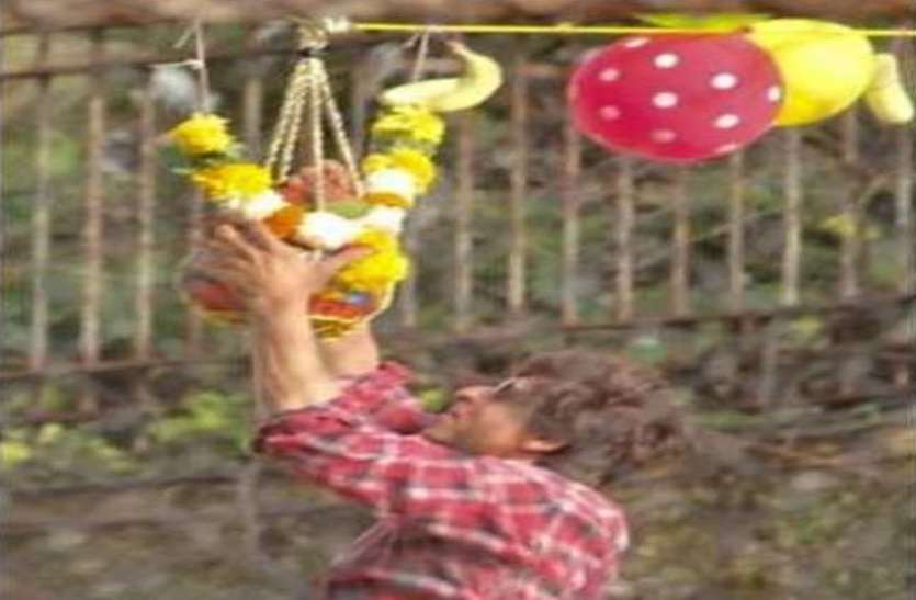 Shahrukh Khan Janmashtami पर कान्हा बन शाहरुख खान को दही हांडी फोड़ना पड़ा भारी, देवबंदी उलेमा ने सुना दिया ये फरमान