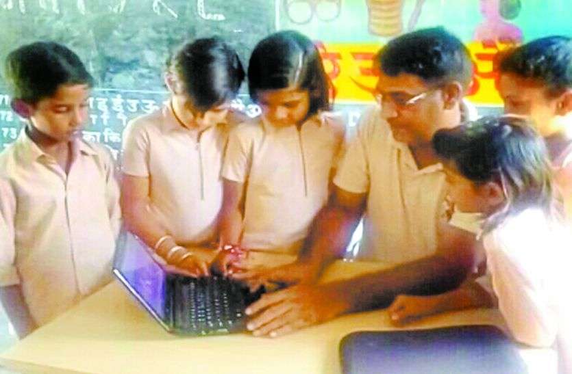 Teachers Day 2018 Special story Of sikar Rajasthan शिक्षक दिवस विशेष : छोटी सी ढाणी के स्कूल में बच्चों को वीडियो से कखगघड़ सिखा रहे हैं ये शिक्षक