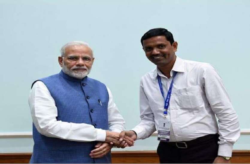 up news TEACHERS DAY इस शिक्षक ने दिल्ली -मुंबई के अंग्रेजी स्कूलों को छोड़ा पीछे, पीएम मोदी भी हैं फैन, राष्ट्रपति ने किया सम्मानित