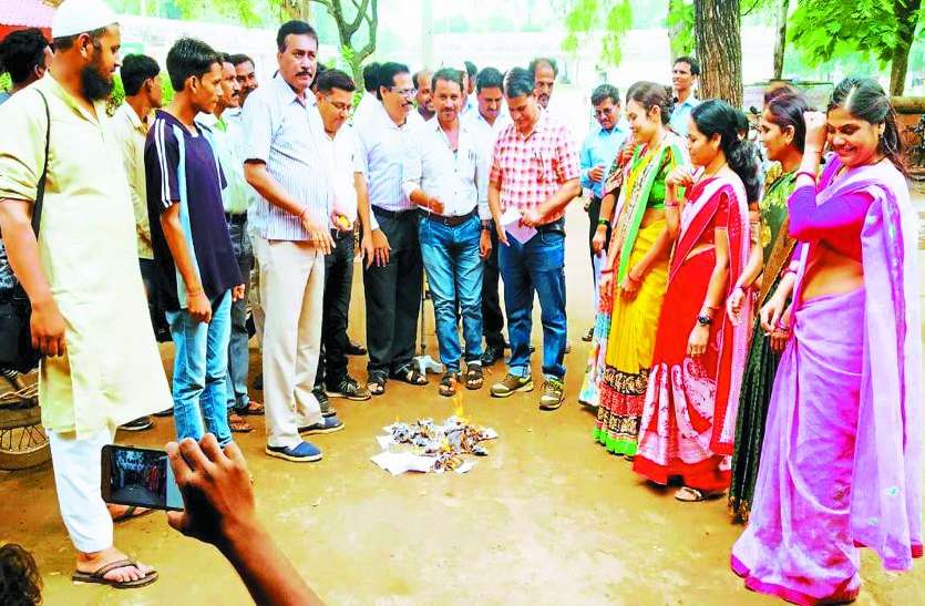 Patrika File Photo अध्यापकों को महंगा पड़ा संविलियन घोषणा पत्र की प्रति जलाना, मिले नोटिस