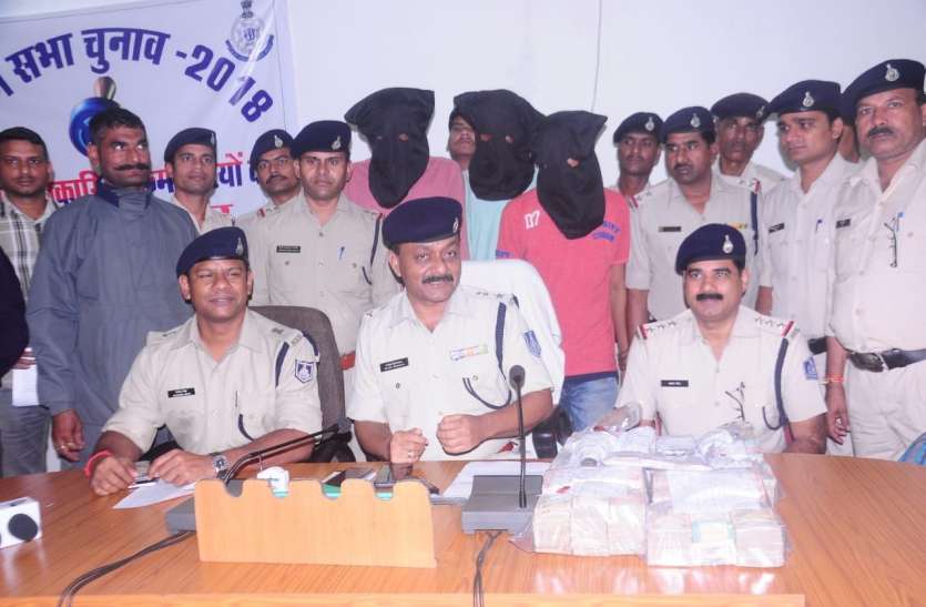 morena, Robbers, robbed, Alirajpur, police action, shivpuri news, shivpuri news in hindi, mp news मुरैना के बदमाशों ने अलीराजपुर में की 22 लाख रुपए की लूट