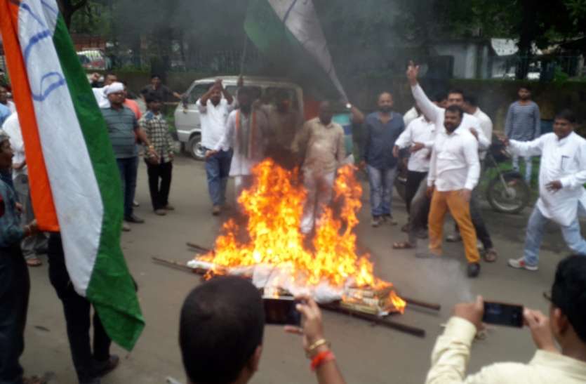 Congressmen took out the meaning of the central government and pumped कांग्रेसियों ने केंद्र सरकार की अर्थी निकालकर पुलिस चौकी के सामने फूंकी