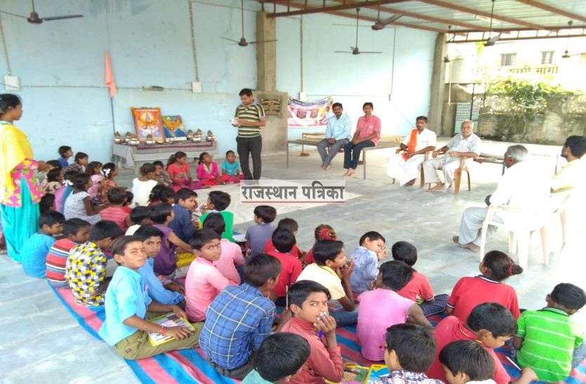 Opening the school, giving education to young people धार्मिक स्थल पर पाठशाला खोलकर युवा दे रहे हैं आखर ज्ञान की शिक्षा