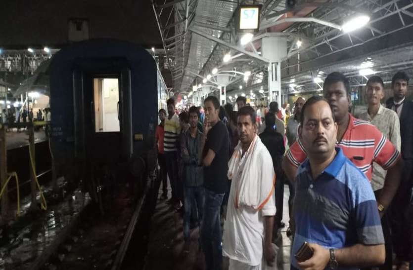 surat photo बान्द्रा-जयपुर एक्सप्रेस के एस-सात कोच में हॉट एक्सल