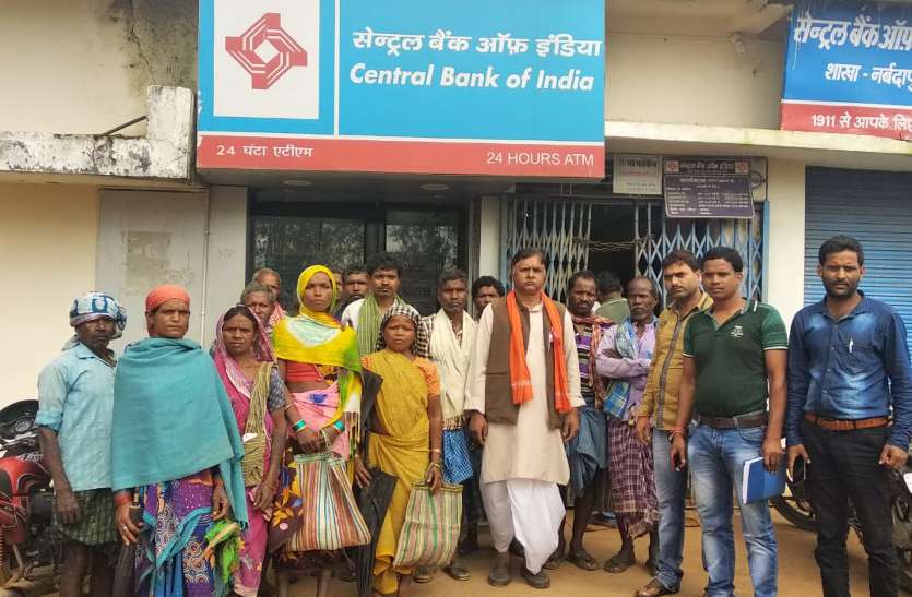 People पीएम आवास योजना के ऑफिसरों को दिया था आधार नंबर, दो दिन बाद बैंक पहुंचे तो उड़ गए होश