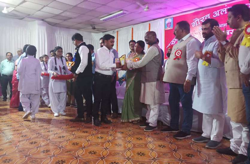 Teachers honour Video : आईएएस बोले- शिक्षक कभी नहीं होता सेवानिवृत्त, मुख्यमंत्री गौरव अलंकरण पुरस्कार से हुए सम्मानित