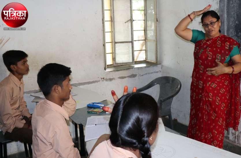 banswara शिक्षक दिवस : सखा बनकर साथ खेलते भी हैं, अभिभावक बनकर जीने की राह भी दिखा रहे... ज्ञान की घुट्टी पिलाने के इस जज्बे को सलाम