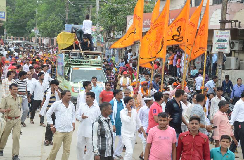 walker-to-lord-shri-sawai-bhoj-among-the-cheers जयकारों के बीच भगवान श्री सवाईभोज लिए रवाना हुए पदयात्री