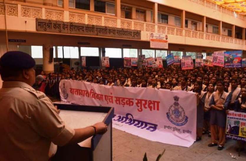 crime छात्रों का दिलाई शपथ, चौराहे पर लोगो को दिए फूल