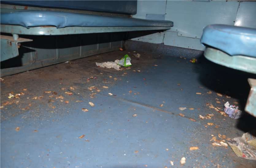 Running trains without cleanliness बिना सफाई के दौड़ रही ट्रेनें, गंदगी के बीच कर रहे यात्री यात्रा