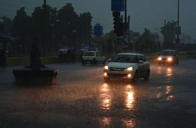 शहर में दिन भर छाए रहे बादल, रूक-रूक कर होती रही बारिश बंगाल के पास बना चक्रवात, मौसम विभाग का रेड अलर्ट, हो सकती है भारी बारिश