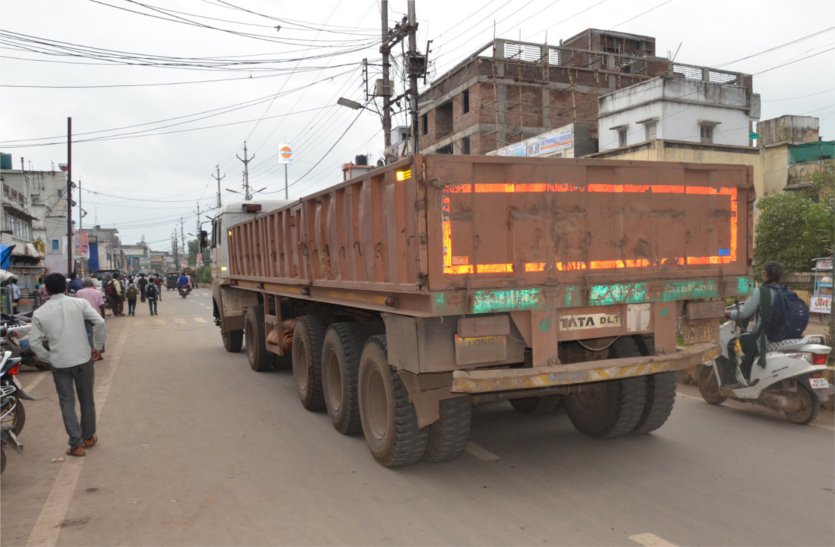 Heavy vehicle going out in school time, non-entry of non-entry स्कूल टाइम में निकल रहे भारी वाहन, नो एंट्री का नहीं हो रहा पालन