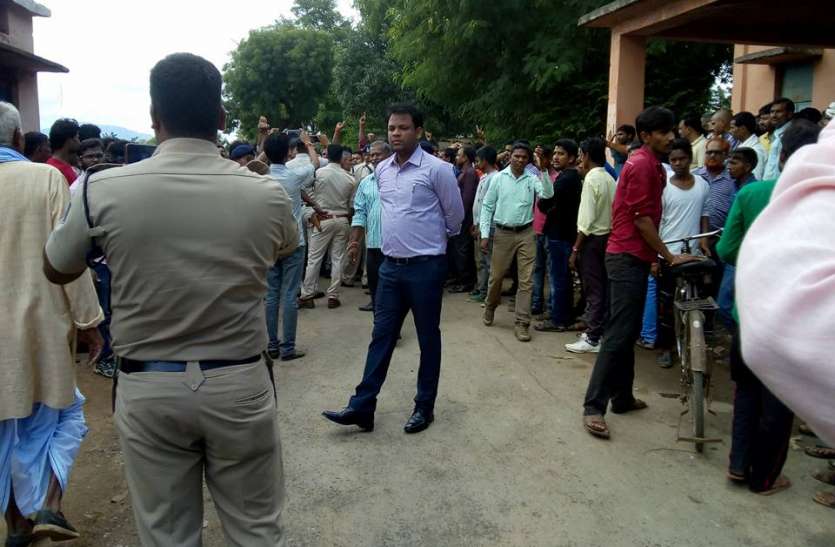 bharat band impact in singrauli Bharat Bandh Live Upadates: सैकड़ों प्रदर्शनकारियों को पुलिस ने स्टेडियम में किया कैद, SDM से हुई तीखी नोकझोंक