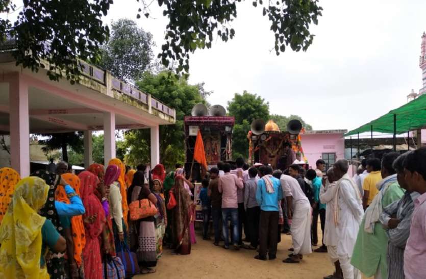 रथ के साथ रवाना होते यात्री। नाचते गाते रवाना हुए पदयात्री