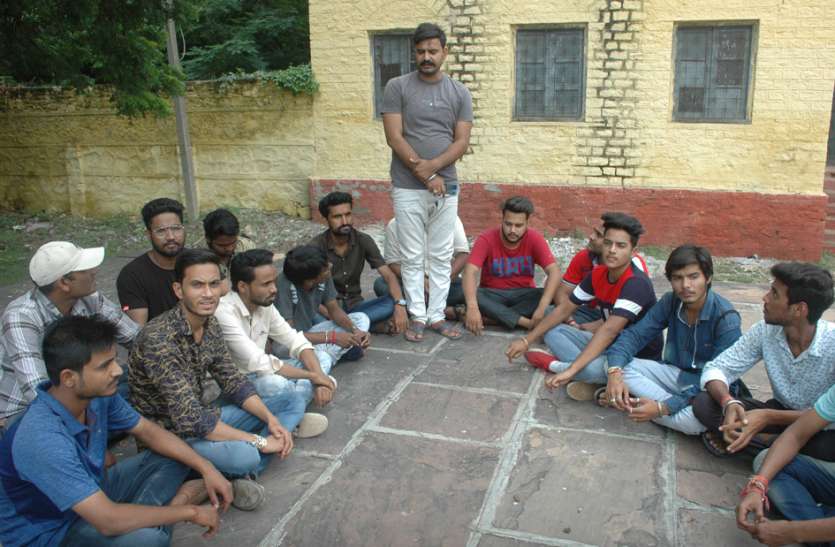 The black truth of politics came on Jubo, the people who get money in जुबां पर आया राजनीति का काला सच, चुनाव में पैसे वालों को मिलता है टिकट, बेबाक बोले युवा