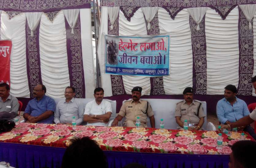 SP sends out green rally rally एसपी ने हरी झंडी दिखा रवाना की बाइक रैली