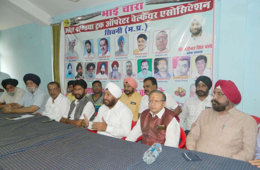 Accused of charging money from truck लखनवाड़ा टीआई पर ट्रक से पैसा वसूलने का आरोप
