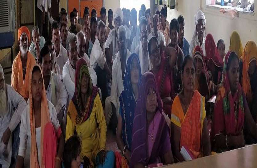 शिविर में उपस्थित ग्रामीण। योजनाओं को लेकर लगाया शिविर