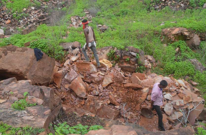 Mining in buffer forest worker unaware बफर जोन में हो रहा खनन, जिम्मेदार विभाग बने अनजान