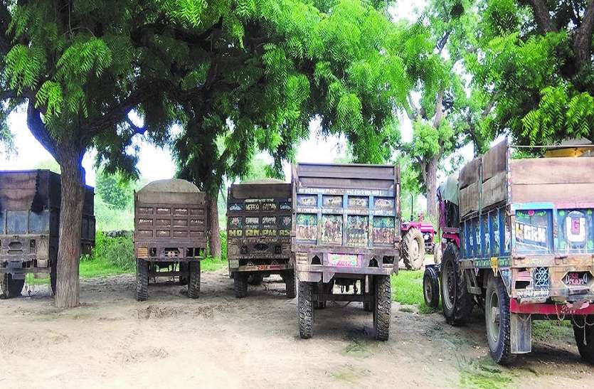 ट्रैक्टर ट्रॉली जो भाडोती चौकी में खड़े है। तीन बजरी से भरे व सात खाली ट्रैक्टर-ट्रॉली जब्त, मचा हडकंप