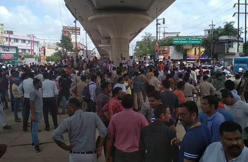 Rewa remained closed in protest against the SCST Act एससी-एसटी एक्ट के विरोध में रीवा बंद रहा सफल, उद्योग मंत्री के घर में घुसे सवर्ण सेना के कार्यकर्ता