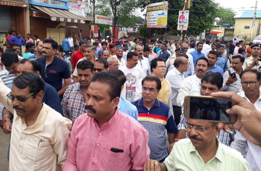 Burhanpur strike, actro city virodh बुरहानपुर बंद, स्कूल-कॉलेज की छुट्टी, रैली निकालकर बंद कराई दुकाने