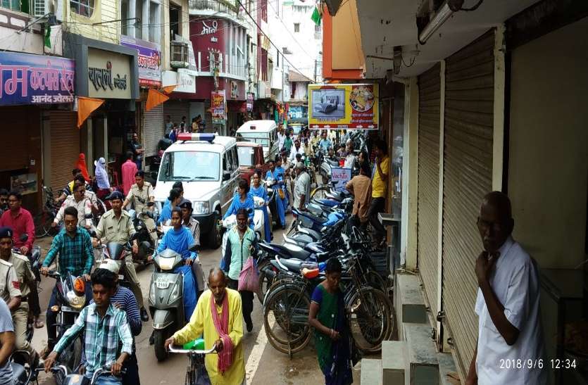 patrika भारत बंद: ST/SC एक्ट अधिनियम के विरोध में जनमंच के लोगों ने रैली निकाल कर किया प्रदर्शन, स्कूल कराया बंद