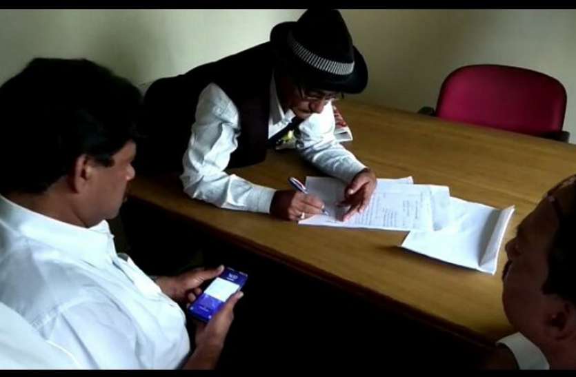Police arrests CMHO, presents in panna court सीएमएचओ को गिरफ्तार कर, पुलिस ने कोर्ट में किया पेश