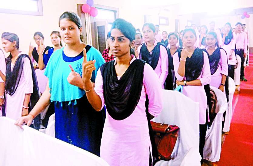 Voting मतदाता अपने मताधिकार का सही ढंग से करें उपयोग