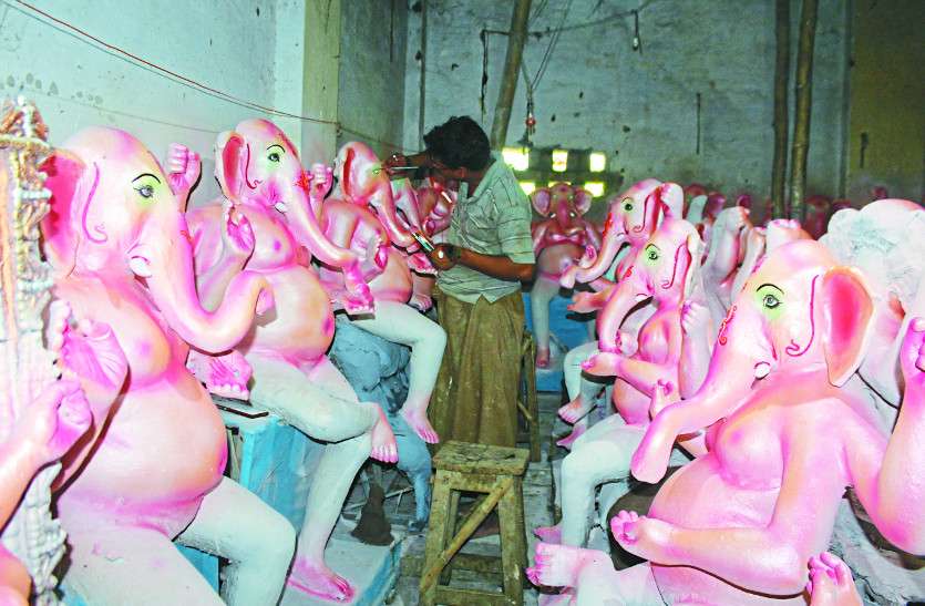 ganpati पार्वती के लाल गणपति की मूर्तियों को तैयार करने में जुटे हैं मूर्तिकार