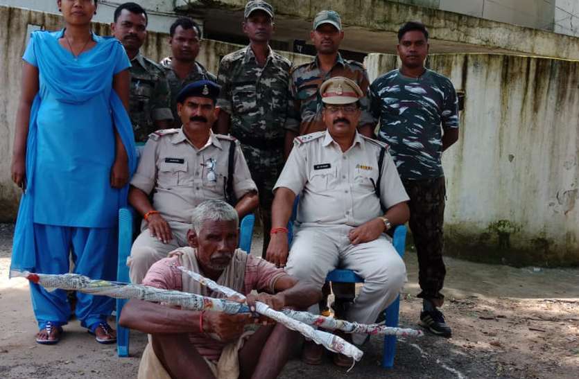Accused in custody बेटे ने चोरी की थी मोबाइल, मांगने पहुंचे 2 भाई तो एक के पेट में पिता ने मार दी तीर