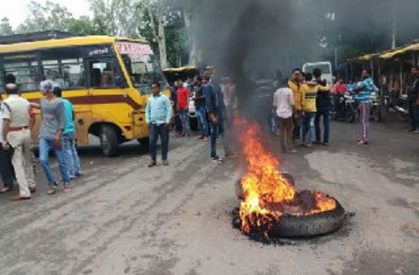 shahdol अनूपपुर में प्रदर्शनकारियों ने टायर जलाए, ट्रेन रोकी, बाजार में छाया रहा पूरी तरह से सन्नाटा