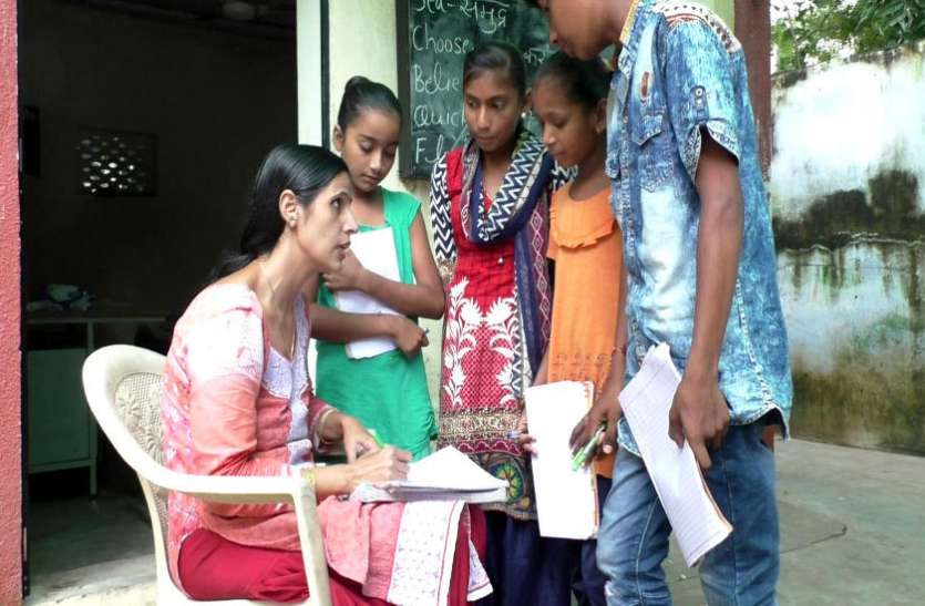 Flame of education एसपी की पत्नी पढ़ाती हैं झोपड़पट्टी के बालकों को