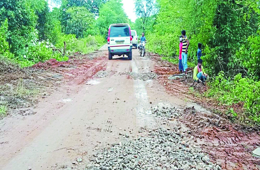 bad road condition कल इसी जर्जर सड़क से गुजरेगी सीएम की अटल विकास यात्रा, जहां हैं 2000 से अधिक गड्ढे