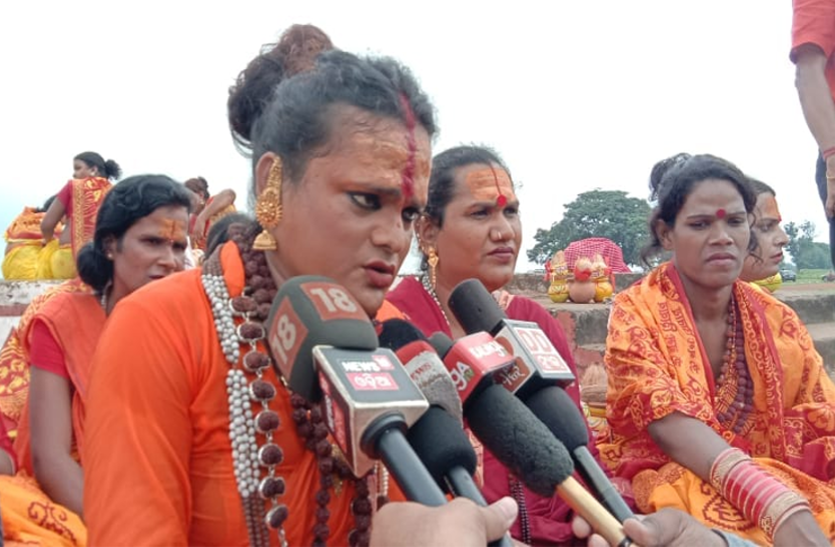 lgbt भुवनेश्वर:किन्नरों ने खुशी मनाई,कहा-असली आजादी तो अब मिली