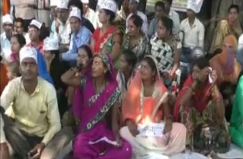 balrampur प्रेरकों और समन्वयकों ने किया अनोखा प्रदर्शन, हाथ में कटोरा लिए एक एक लोगों से मांगी भीख