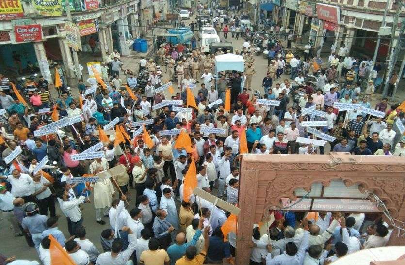 Alwar Bandh : Sawarn Bharat Band In Alwar on sc-st act Alwar Bandh : कैसा रहा अलवर में बंद का असर, 300 करोड़ का व्यापार हुआ प्रभावित, यहां जानिए दिनभर का माहौल