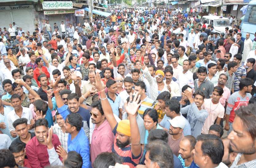 एसटीएससी एक्ट के विरोध में बंद रहा बारां, जिला बंद रहा। बंद समर्थकों ने रैली निकाली, कहीं जाम लगाया कहीं टायर जलाकर विरोध प्रदर्शन किया एसटीएससी एक्ट के विरोध में बंद रहा बारां, जिला बंद रहा। बंद समर्थकों ने रैली निकाली, कहीं जाम लगाया कहीं टायर जलाकर विरोध प्रदर्शन किया