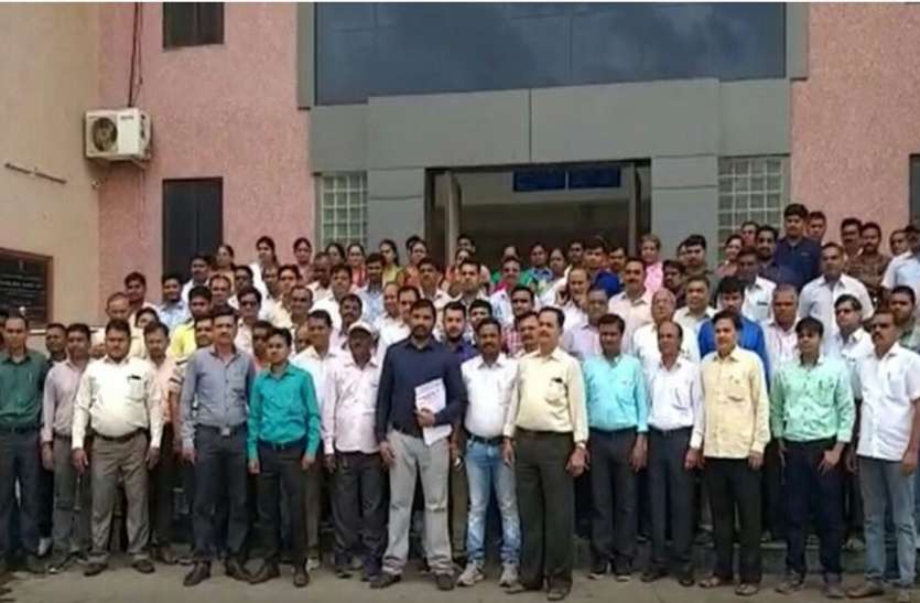 surat photo सरकार के खिलाफ लेखपाल मंडल ने निकाली रैली
