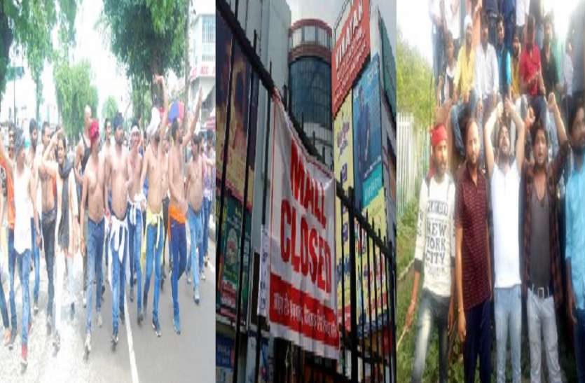 sc st act SC/ST ACT के खिलाफ भड़का आक्रोश, करणी सेना ने किया अर्धनग्न प्रदर्शन