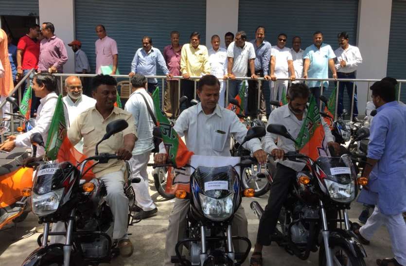 udaipur bjp bike उदयपुर : चुनाव से पहले हाथ में थामी बाइक