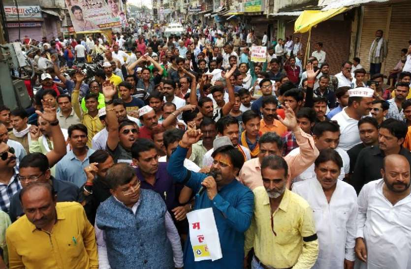 protest against Atrocity Act एट्रोसिटी एक्ट का विरोध: कटनी जनपद अध्यक्ष ने भाजपा छोड़ी, निकाली बड़ी रैली, वीडियो में देखें नजारा