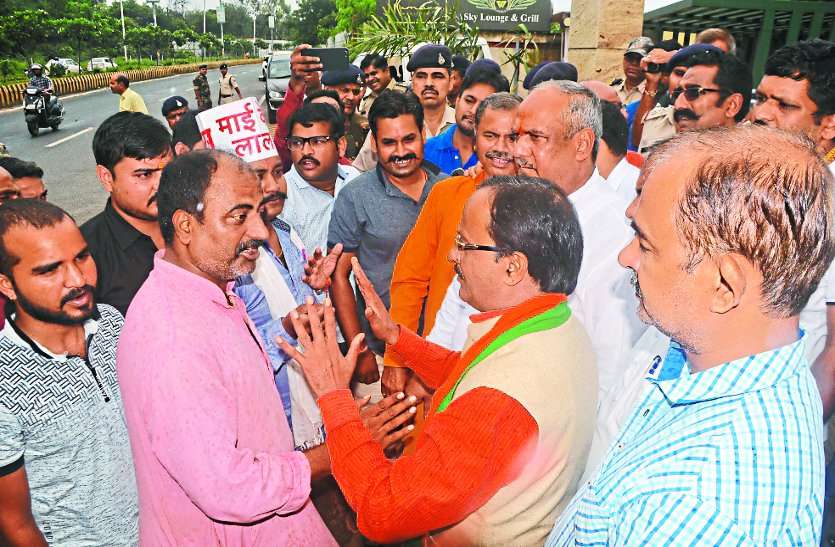 police बड़ी खबर : मंत्री-नेताओं को दिखाए काले झंडे,एक्ट को बताया काला कानून