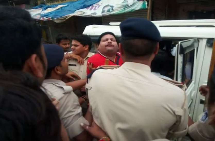 sc/st act Bharat Bandh बड़ी खबर : BJP के कद्दवर विधायक के बेटे ने मचाया उपद्रव,हिरासत में लेते ही हालत काबू से बाहर,वाहनों में तोडफ़ोड़,See video