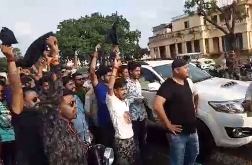 karni sena protest in mp सांसद-विधायक को दिखाए काले झंडे तो दोनों आपस में भिड़ गए