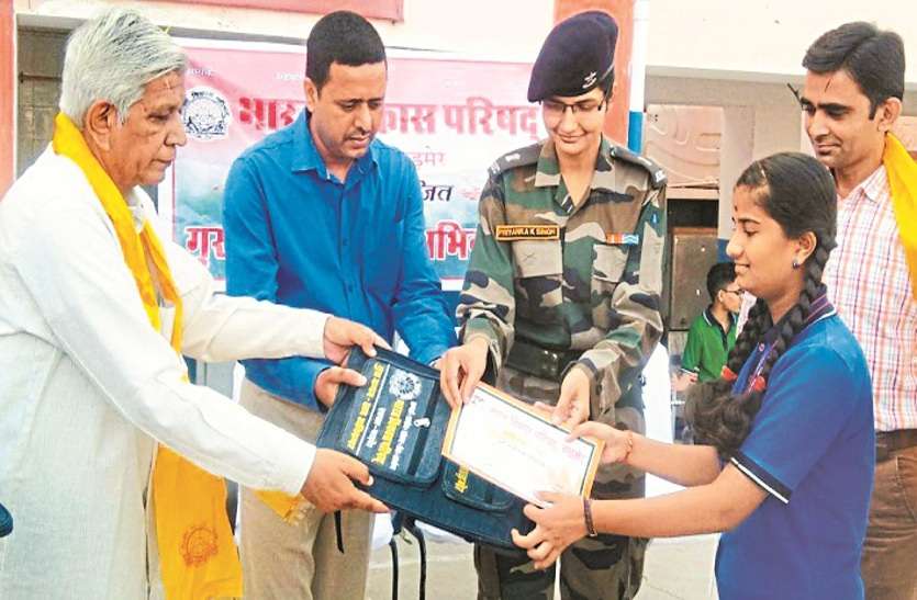 Celebrated teacher day शिक्षक दिवस: गुरुजनों का हुआ सम्मान और इधर, पैराटीचर्स ने मनाया काला दिवस