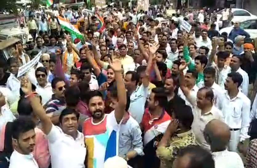 protest during bharat bandh in Bundi after peace in daytime राजस्थान में यहां दिनभर शांतिपूर्ण बंद के बाद अब फूटा लोगों का रोष, प्रदर्शनकारियों और पुलिस में नोक-झोंक
