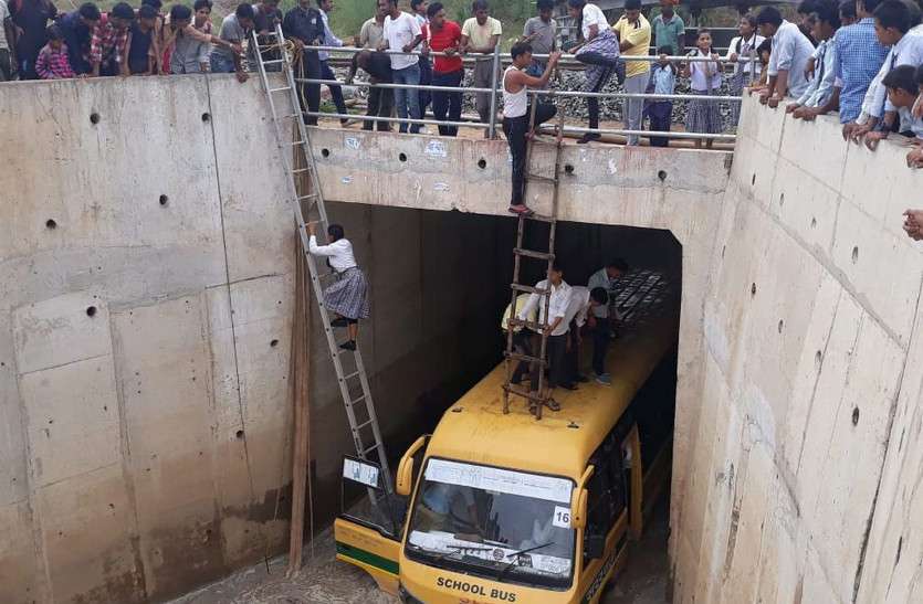 bus बच्चे कहते रहे अंकल बस को पानी में मत निकालो लेकिन चालक ने...
