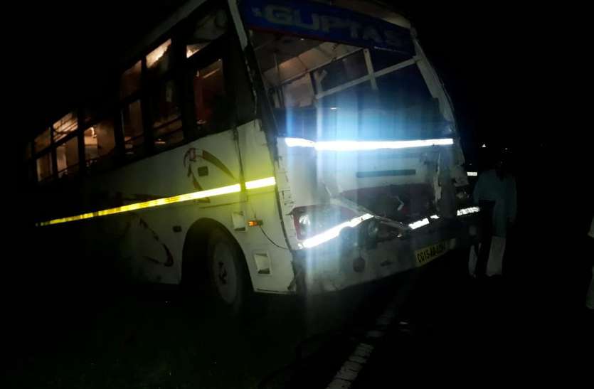 Accidental bus ट्रक से साइड लेते खाई में गिरी बस, मच गई चीख-पुकार, 12 घायलों में 2 की हालत नाजुक
